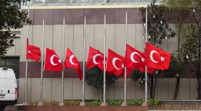 bayraklar neden yariya indirildi bayraklarin yariya indirilmesi ne anlama geliyor iste cevabi 0 hNvQimuk